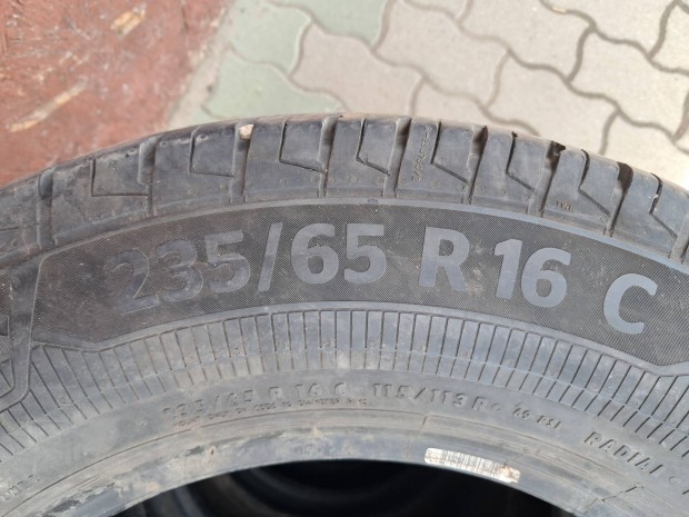 4db Téli gumi Continentál 235/65 R16C