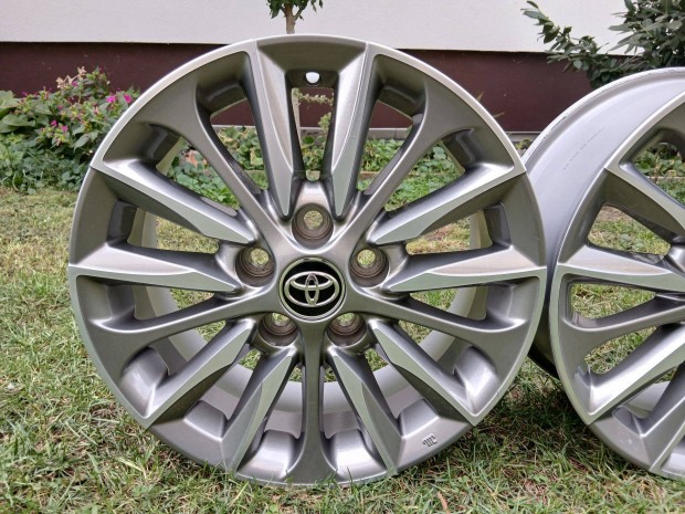 4db Toyota Corolla Yaris Cross Auris Verso Avensis 16" alufelni felni