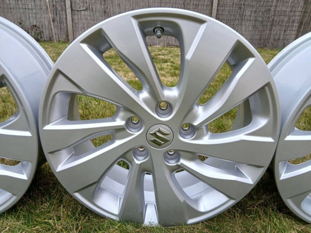 4db �j gy�ri Suzuki Vitara SX4 S-Cross 17" alufelni felni szenzorokkal