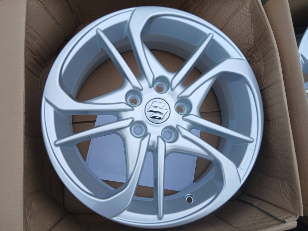 4db �j gy�ri Suzuki Vitara SX4 S-Cross 17" alufelni felni szenzorokkal