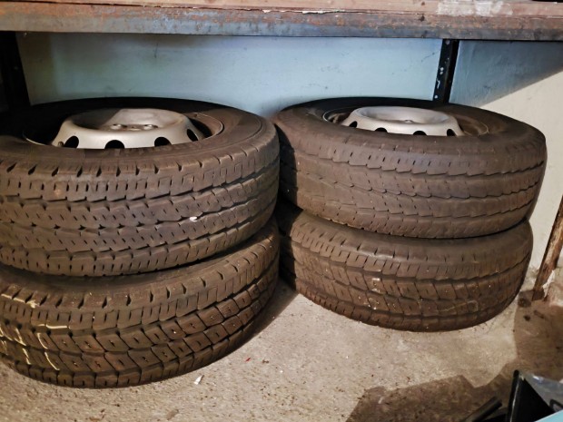 4db Újszerü gumi felnin Fiat Ducato / Citroën Jumper /Peugeot Boxer