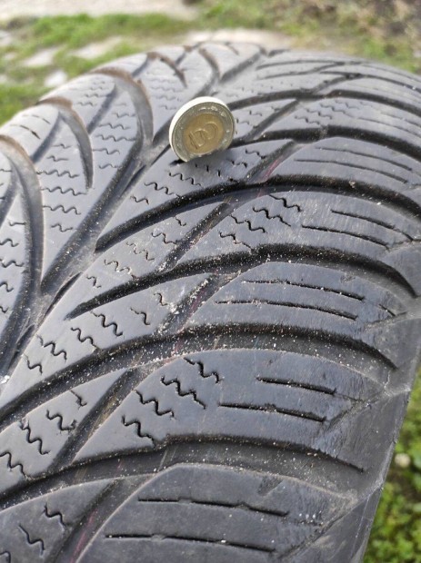 4db Uniroyal 235/65/17 n�gy�vszakos gumiabroncs