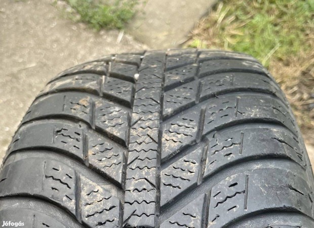 4db. 215/65R16 négyévszakos Nexen autógumi