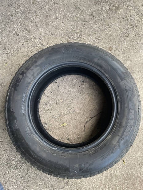 4db. 215/65R16 négyévszakos Nexen autógumi