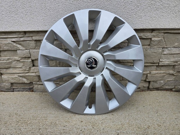 4db. Eredeti Skoda D�szt�rcsa R16