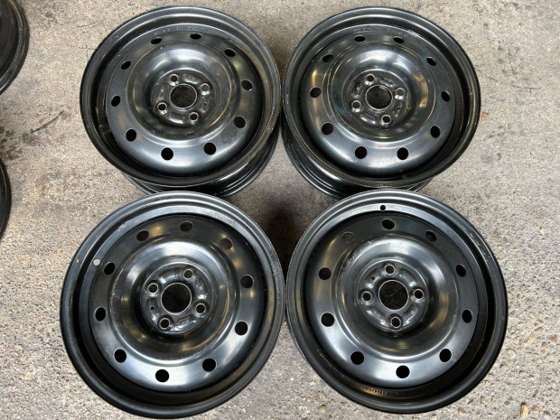 4db gyri 15" Suzuki aclfelni. (272)