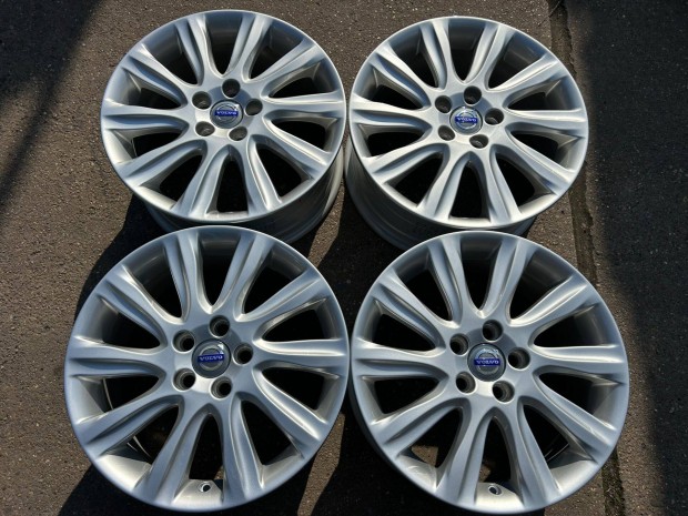 4db gy�ri 17 Volvo alufelni. (4326)
