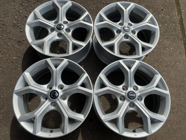 4db gyri 17" Nissan Juke alufelni. (3377)