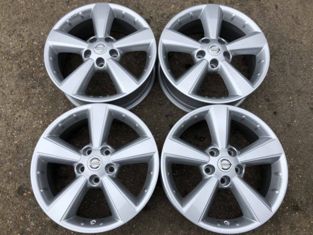 4db gyri 17" Nissan alufelni. ("1092")