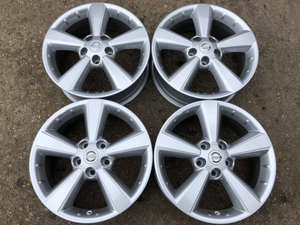 4db gyári 17" Nissan alufelni. ("1092")