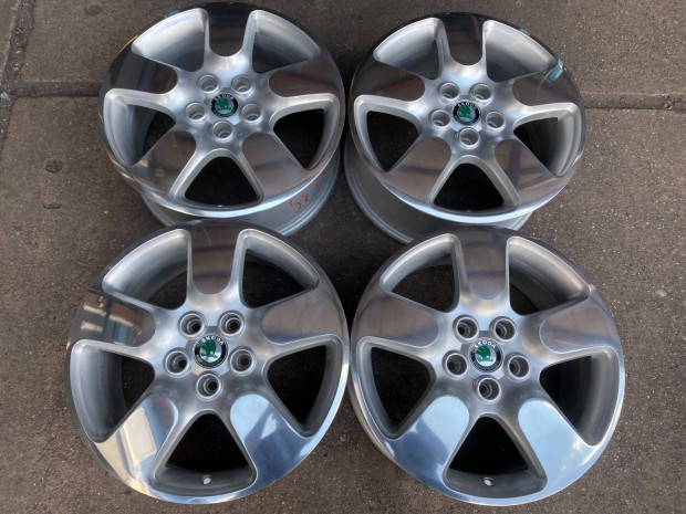 4db gyri 17" Skoda alufelni. (3427)