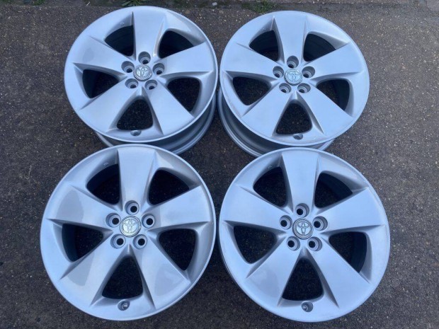 4db gyri 17" Toyota Prius alufelni. (3068)