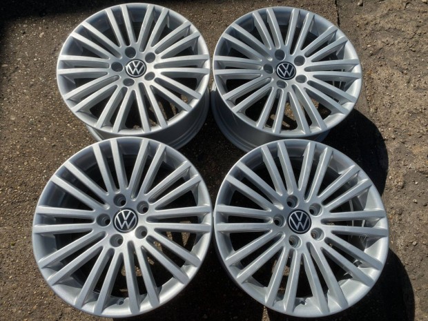 4db gyri 17" VW Passat alufelni. (3970)