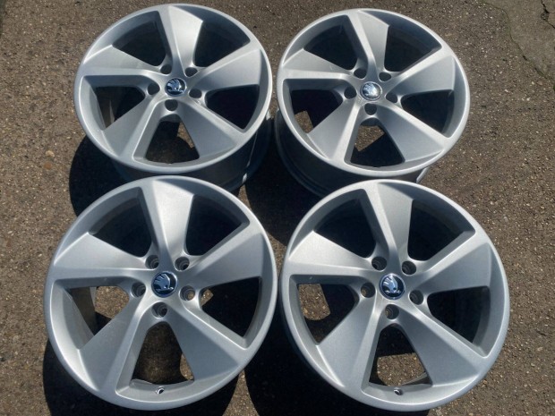4db gyári 18" Skoda alufelni. (3831)
