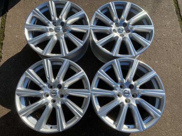 4db gyri 18" Volvo alufelni. (3703)