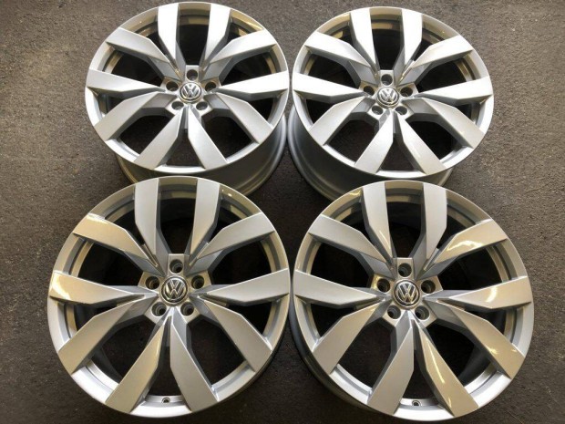 4db gyári 20 VW Touareg alufelni. ("1585")