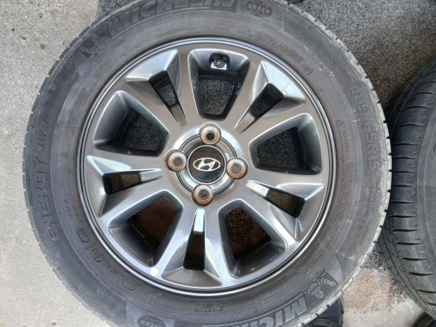 4db gyári Hyundai i20 alufelni felni nyári gumikkal 15" 4x100