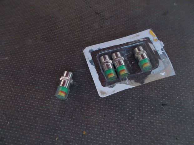 4db os szett : j Nyomsmr s szelepsapka 2,4 bar -os