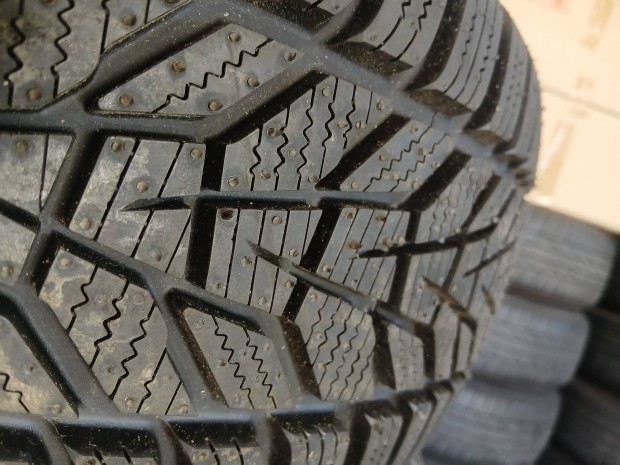 4db új 0km-es 215/65 R17 Hankook téli gumi 215/65R17 17
