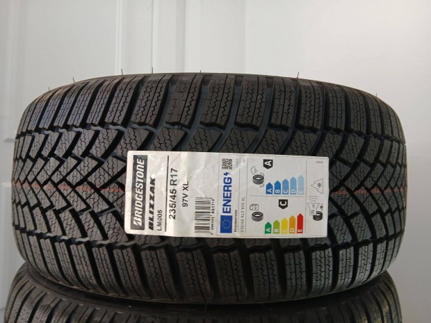 4db új 0km-es 235/45 R17 Bridgestone téli gumi 235/45R17 17