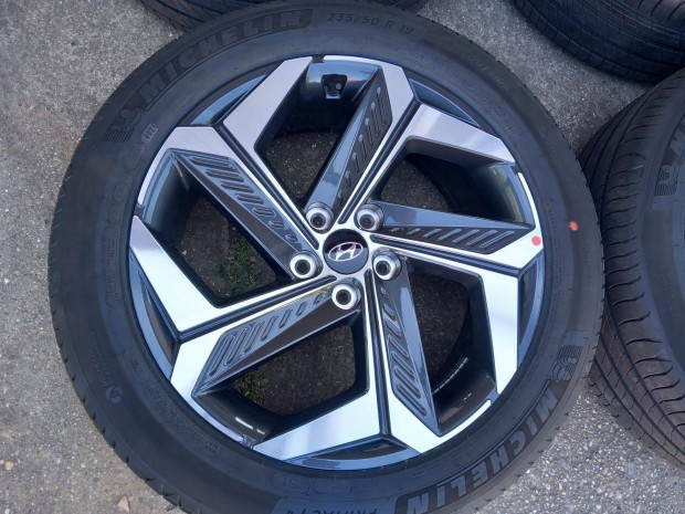 4db j 19" Hyundai Tucson alufelni felni j nyri Michelin gumikkal