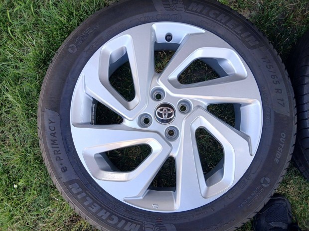 4db újszerű 17" Toyota Aygo X alufelni felni Michelin nyári gumikkal