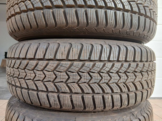 4db jszer 215/65 R16 Debica lengyel tli gumi 8mm-es 215/65R16 16