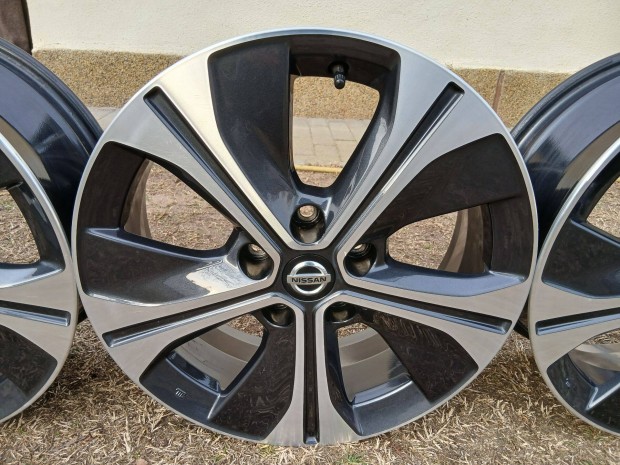 4db �jszer� gy�ri Nissan Leaf 17-es alufelni felni 17" 5x114.3