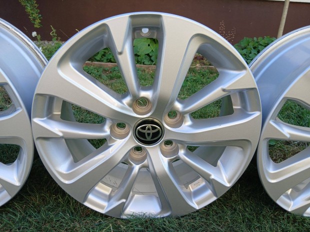 4db újszerű gyári Toyota Yaris Cross 16" alufelni felni 5x114.3