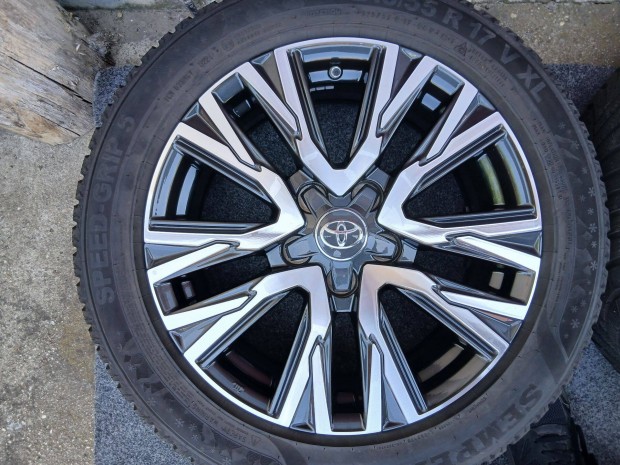 4db újszerű gyári Toyota Yaris Cross 17" alufelni felni téli gumikkal