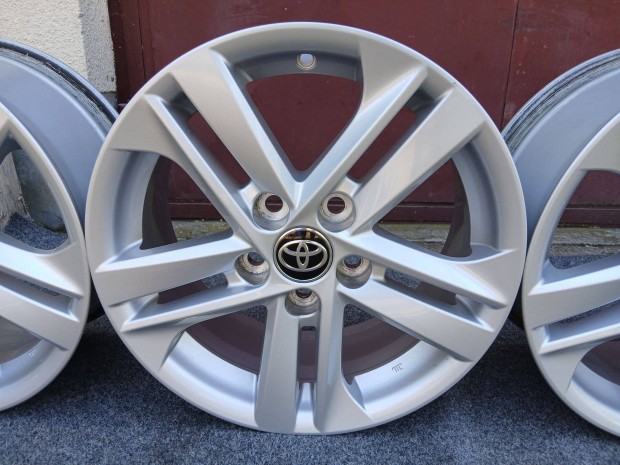 4dbújszerű Toyota Corolla Yaris Cross Auris 16" alufelni felni 5x114.3
