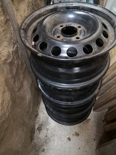 4x114,3 R15 6J ET44 (d:68) lemezfelni garnitra Volvo