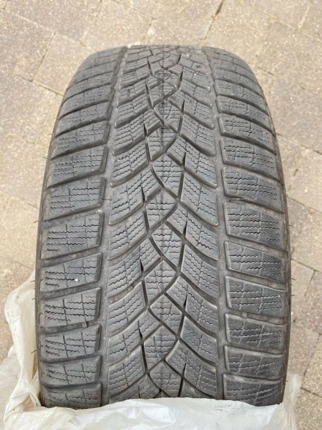 4x Goodyear 225/40 R18 92V Ultra Grip Perf. (30ekm) + Felni