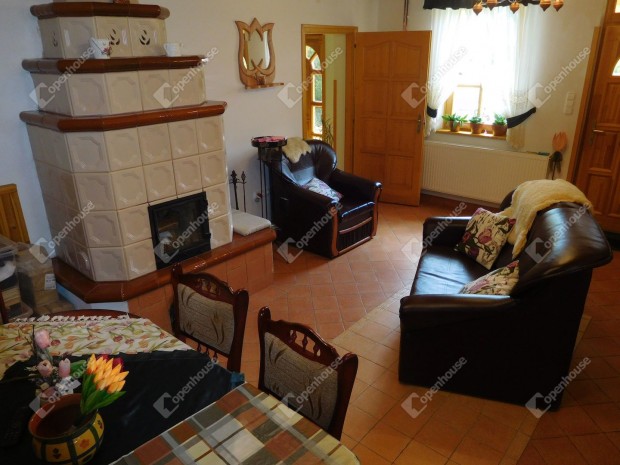 5000 m2-es ter�leten 3 h�zb�l �ll� �p�letegy�ttes elad� P�p�n!