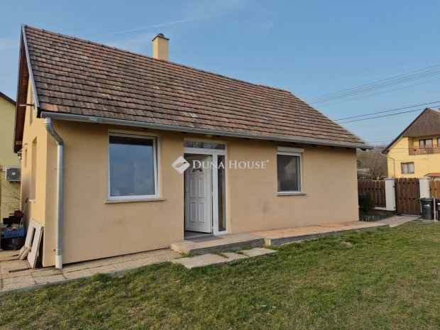 50 nm-es h�z elad� Baracska