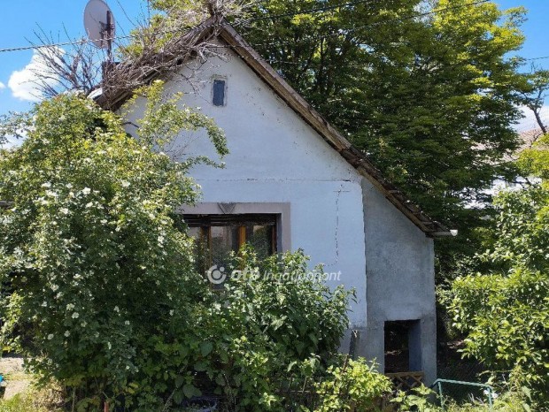 51 nm-es h�z elad� Szeksz�rd