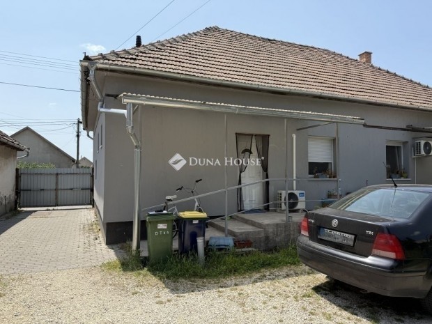 51 nm-es lak�s elad� Monor