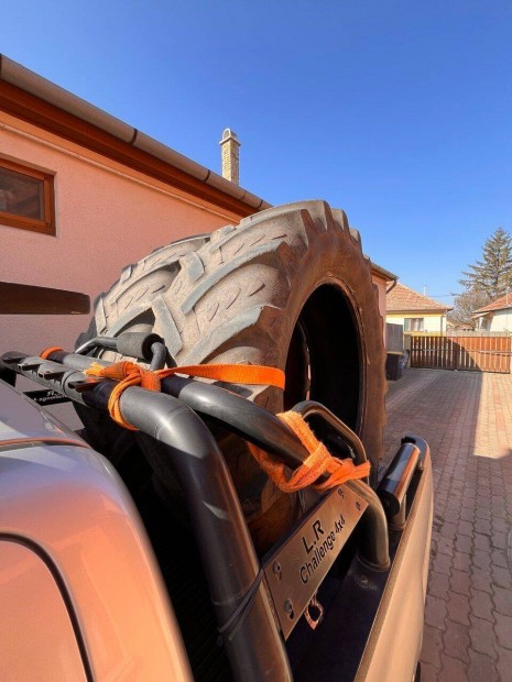 520/70 R38 gumiabroncsok elad�k: 2 db Kl�ber p�rban, + 1 db Firestone