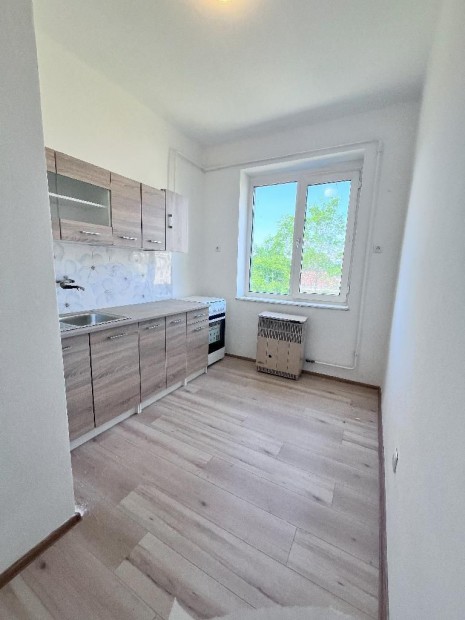 52 nm-es lak�s elad� B�tonyterenye