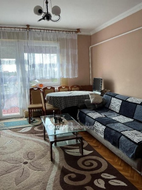 52 nm-es lak�s elad� Nagyk�ll�