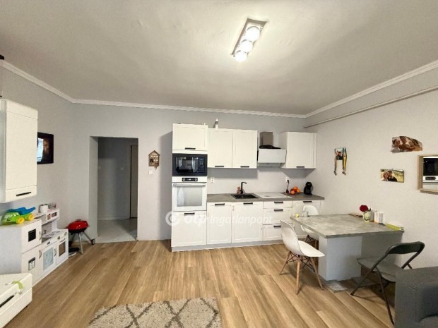 56 nm-es lak�s elad� Kecskem�t