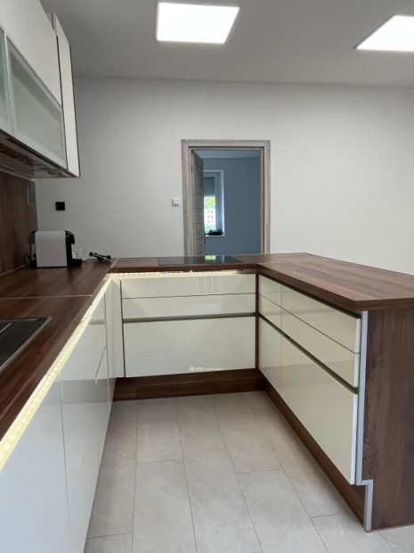 56 nm-es lak�s elad� Koml�