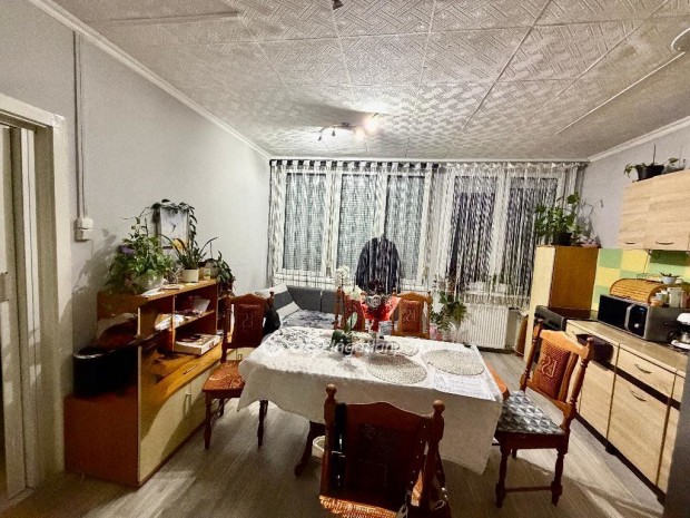 56 nm-es lak�s elad� Salg�tarj�n