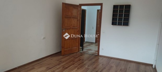 56m2 , vas�thoz k�zeli, fel�j�tott