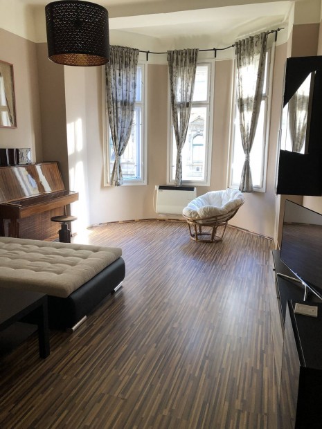 57 nm napf�nyes lak�s D�li p�lyaudvarn�l