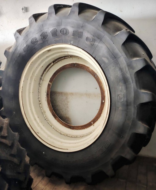 580/70 R42 Firestone gumival szerelt h�ts�ker�k New Holland felnivel