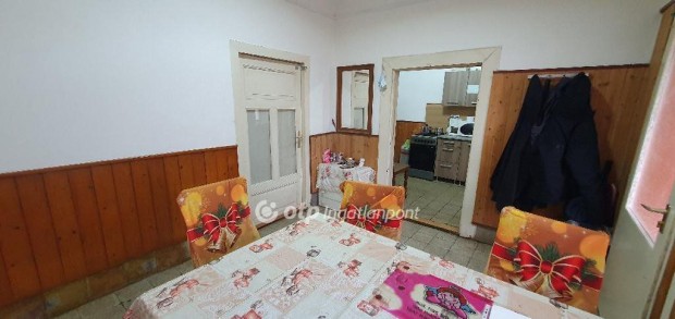 59 nm-es h�z elad� Devecser