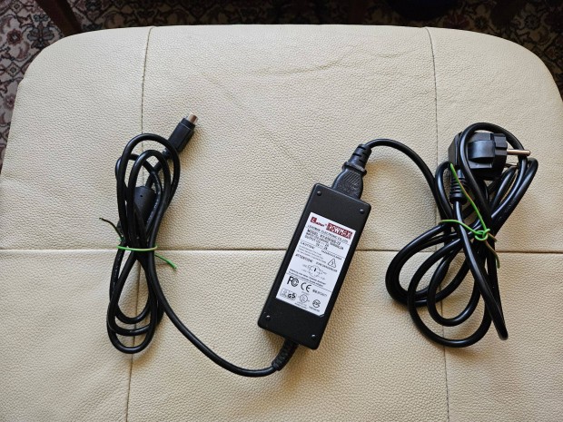 5/12V 2A AC/DC Hálózati adapter kábel Laptop Notebook Projektor stb