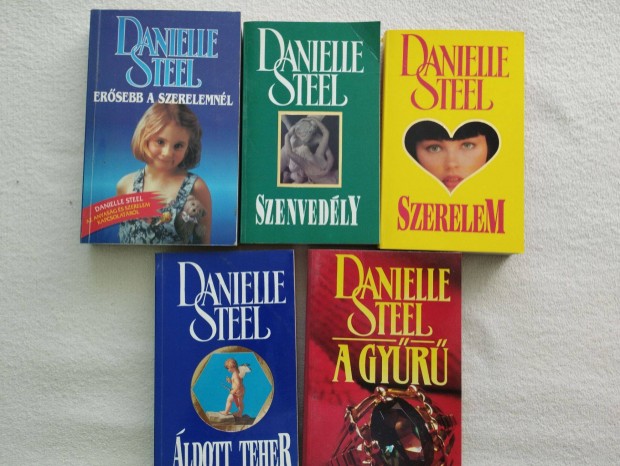 5 db Danielle Steel knyv egytt