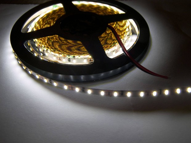 5 mm keskeny 3014-es fehr ledszalag 120 led /mter